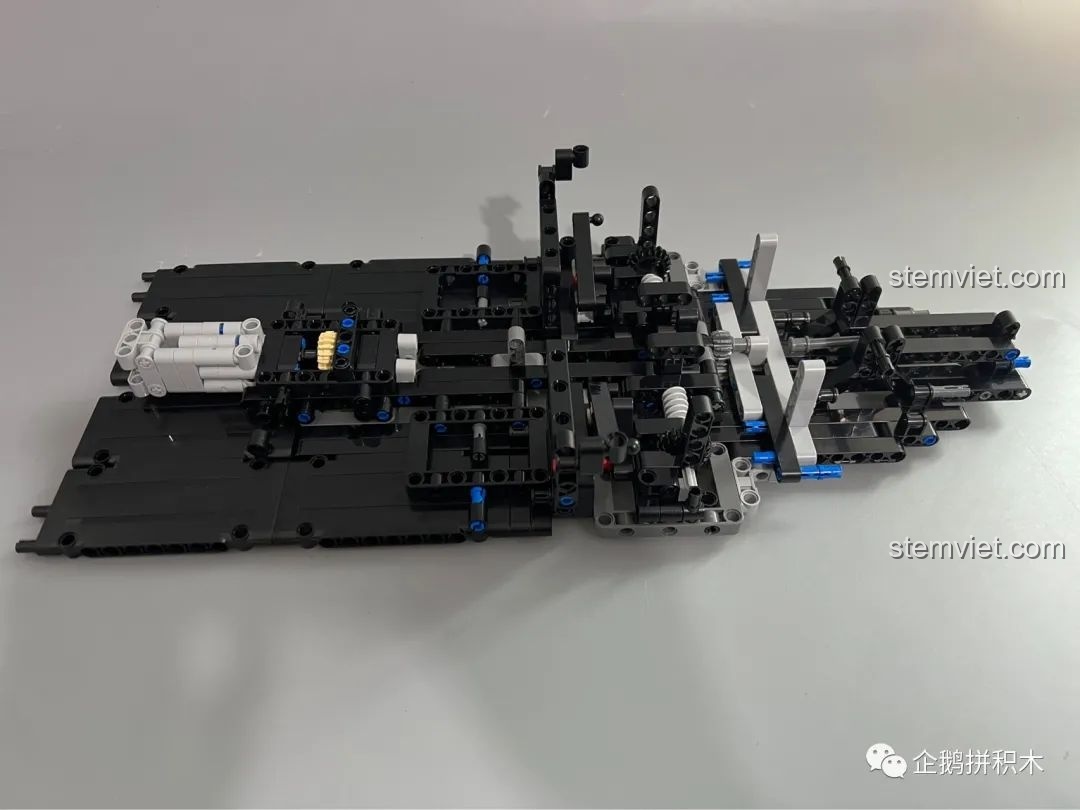 Cận cảnh động cơ thay thế được lắp ráp từ gạch của Moyu Block MY88008 Bugatti Bolide.