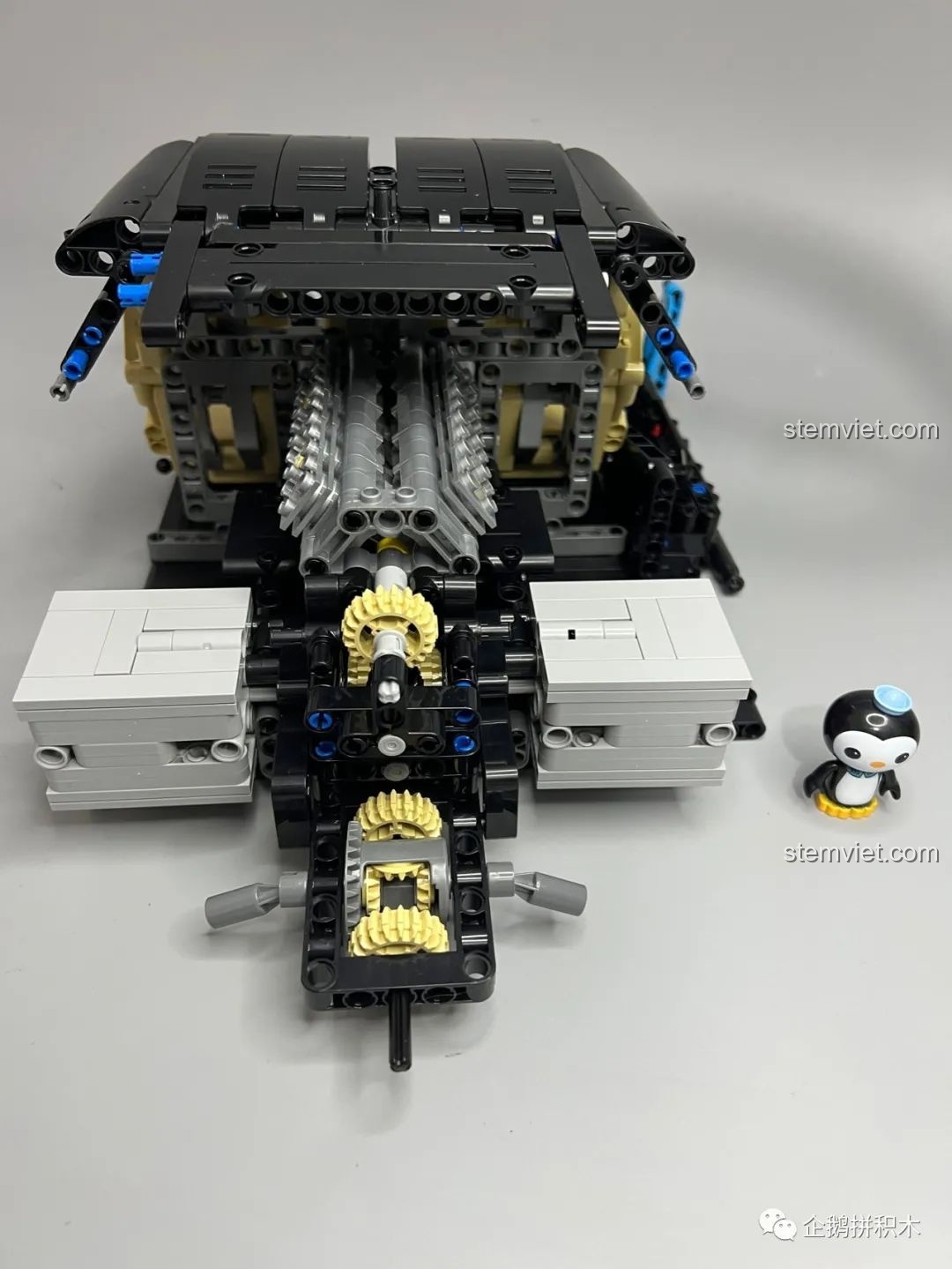 Phần đuôi xe và động cơ của mô hình Moyu Block MY88008 Bugatti Bolide nhìn từ phía sau.