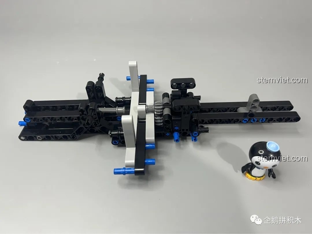 Hệ thống lái phía trước của mô hình Moyu Block MY88008 Bugatti Bolide đang được lắp ráp.