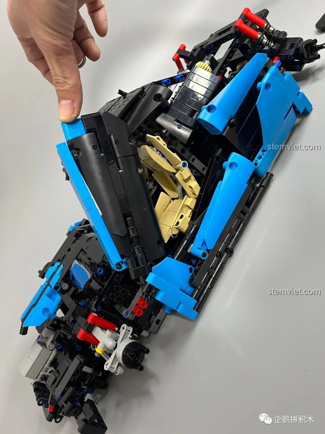 Mô hình Moyu Block MY88008 Bugatti Bolide đã có hình dáng hoàn chỉnh, sẵn sàng gắn bánh xe.