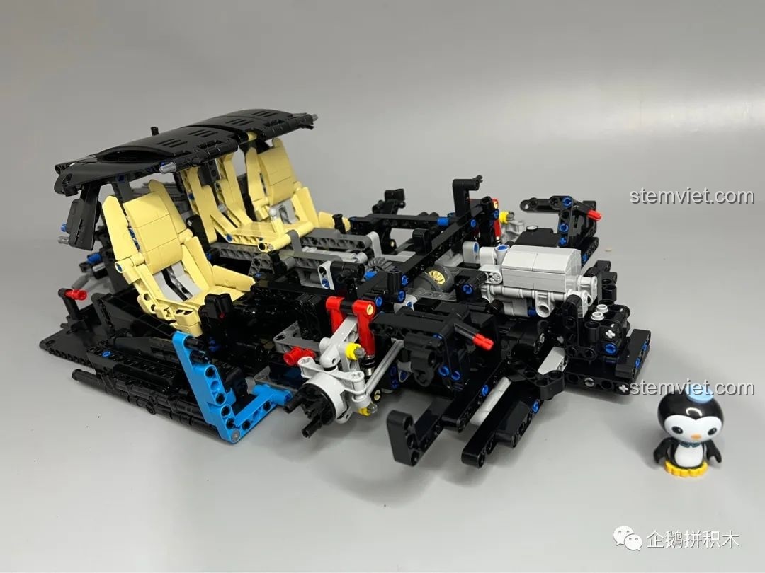 Nội thất và động cơ của mô hình Moyu Block MY88008 Bugatti Bolide dần hoàn thiện.