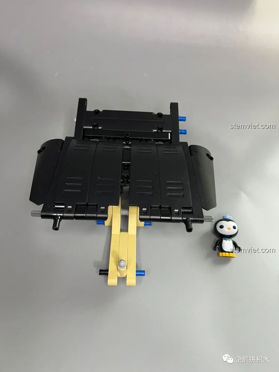 Sàn xe của mô hình Moyu Block MY88008 Bugatti Bolide đã hoàn thiện.