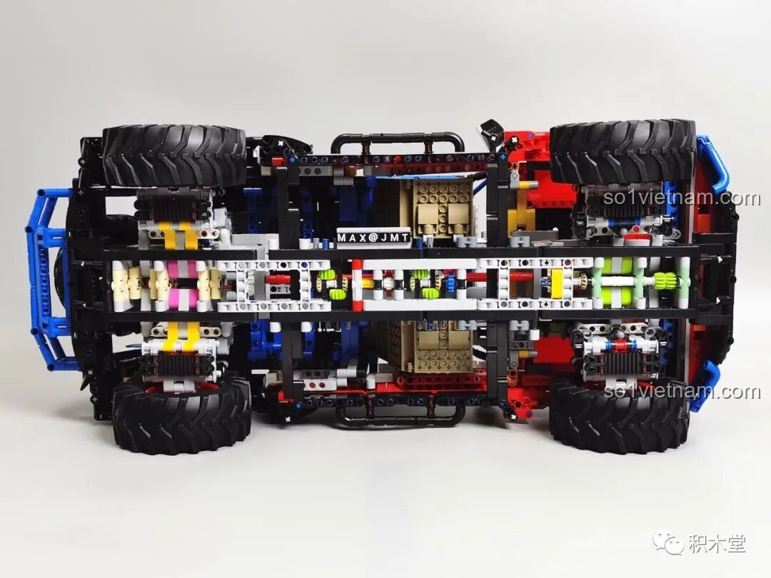 Cận cảnh bậc lên xuống hỗ trợ ở bên hông xe của PanlosBrick 673101 Ford Bronco Xe Địa Hình, tăng tính tiện ích.