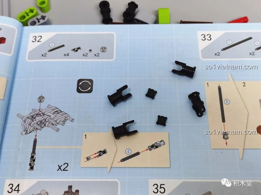 Cấu trúc hệ thống truyền động và cầu dẫn động của PanlosBrick 673101 Ford Bronco Xe Địa Hình, được lắp ráp thành các module riêng biệt.