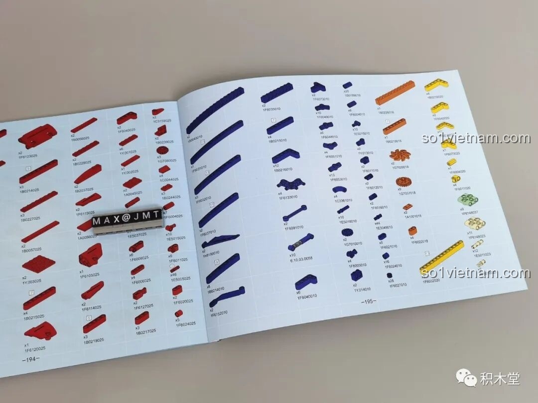 Các thanh beam màu trắng, xanh và đen của PanlosBrick 673101 Ford Bronco Xe Địa Hình, cho thấy chất lượng nhựa cao cấp và độ bóng.