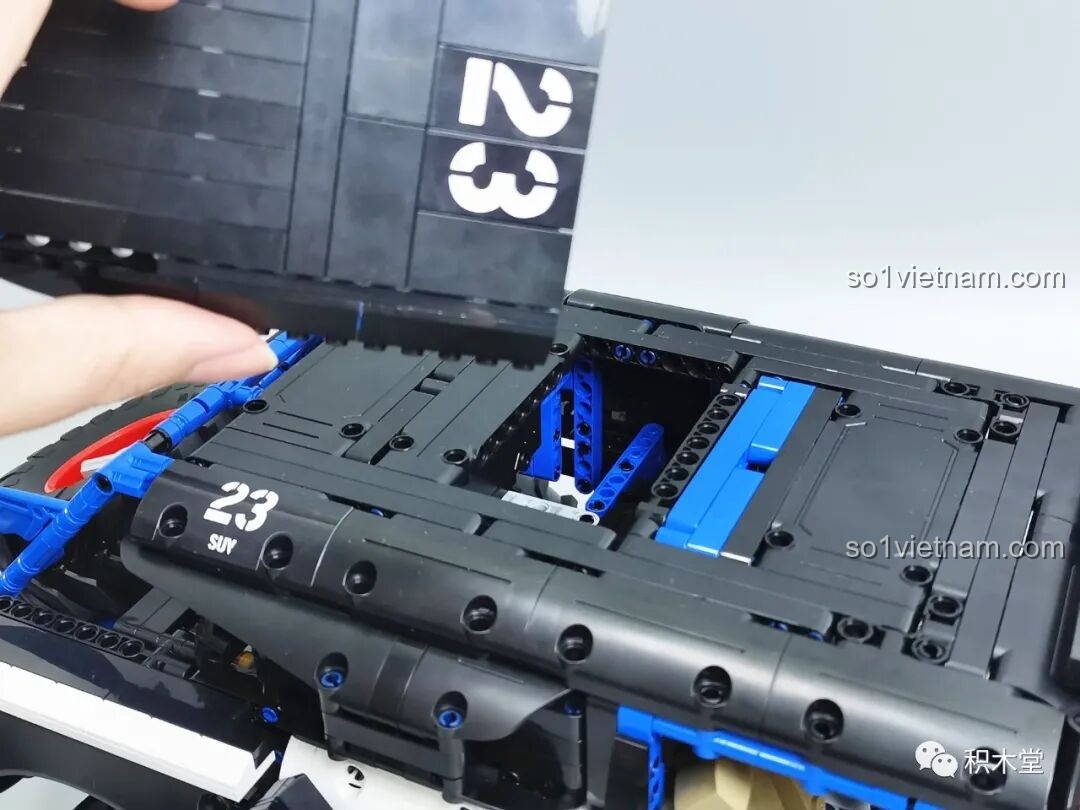 Cận cảnh đèn pha phía trước của PanlosBrick 673101 Ford Bronco Xe Địa Hình đang sáng, tạo hiệu ứng ánh sáng đẹp mắt.