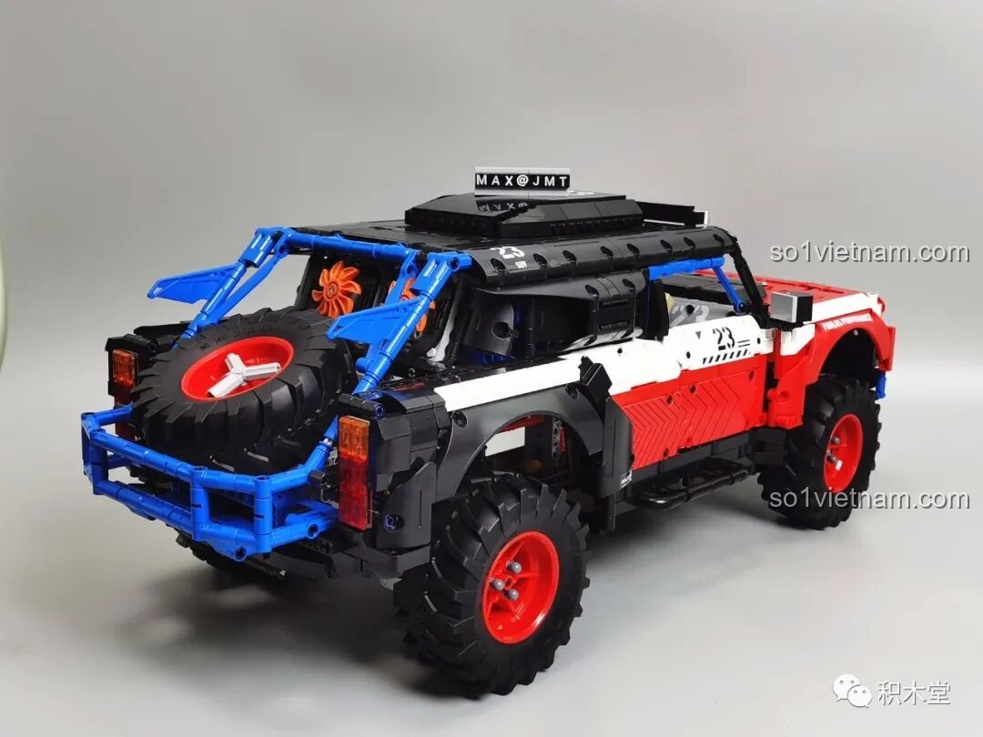 Cận cảnh gương chiếu hậu của PanlosBrick 673101 Ford Bronco Xe Địa Hình, được cố định chắc chắn bằng khớp trục chữ thập.