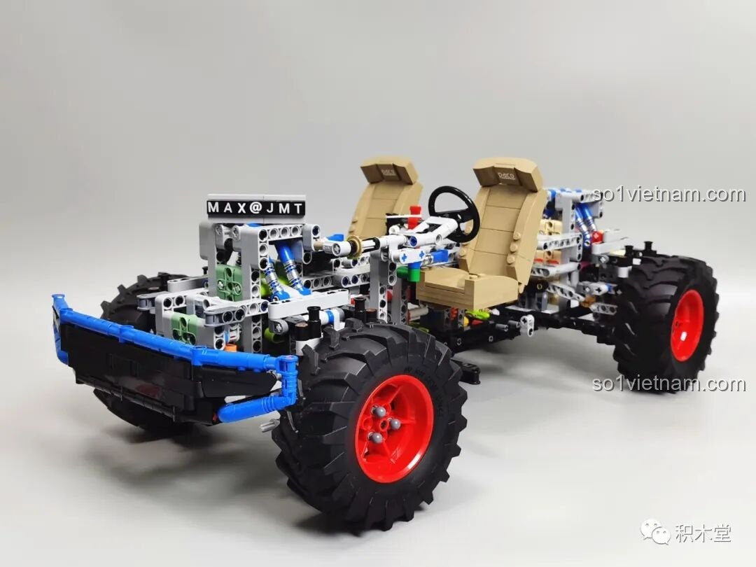 Các chi tiết khớp nối vạn năng ở phần đầu xe của PanlosBrick 673101 Ford Bronco Xe Địa Hình, cần được lắp ráp thủ công.