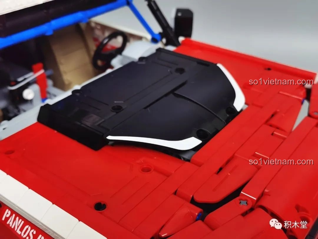 Cận cảnh lốp dự phòng kích thước đầy đủ ở phía sau xe của PanlosBrick 673101 Ford Bronco Xe Địa Hình, tăng tính chân thực.