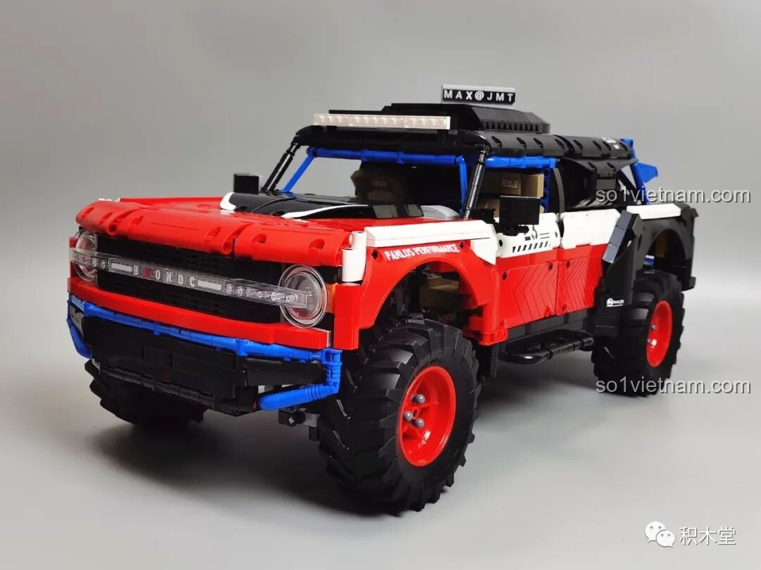 Cận cảnh mặt trước của PanlosBrick 673101 Ford Bronco Xe Địa Hình, tập trung vào lưới tản nhiệt, đèn pha và khung bảo vệ.