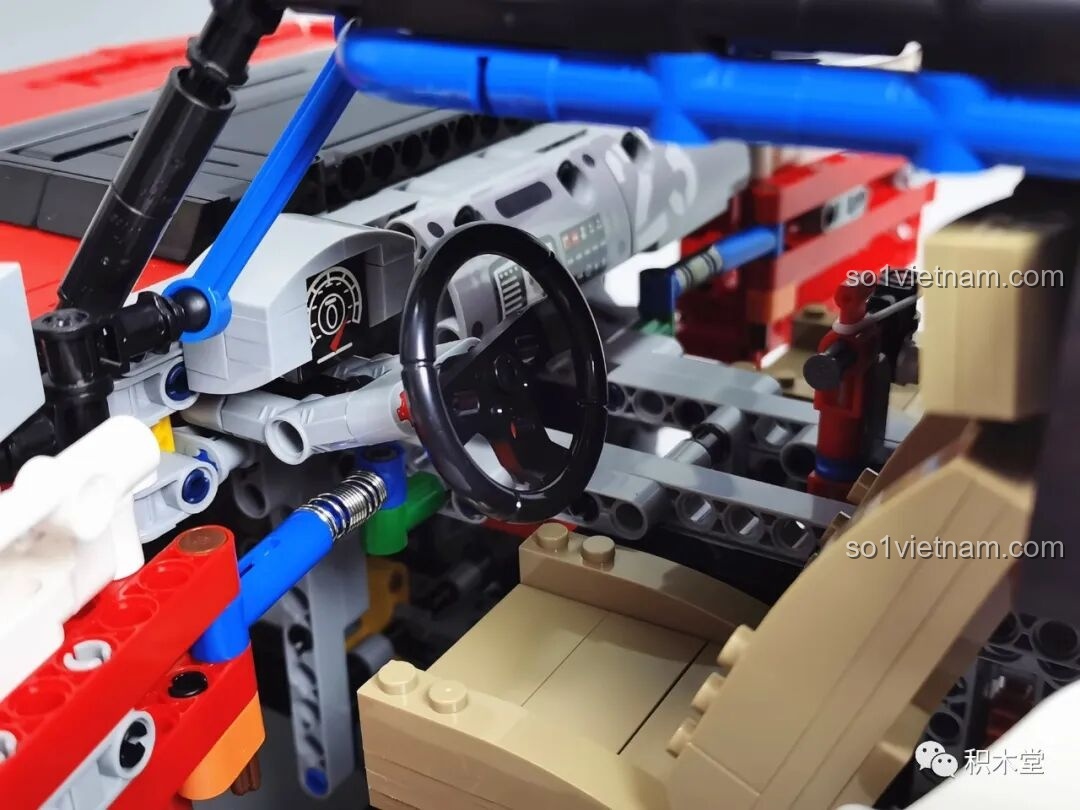 Mô hình PanlosBrick 673101 Ford Bronco Xe Địa Hình với vỏ xe được tách rời khỏi khung gầm, minh họa thiết kế thân xe không chịu lực.