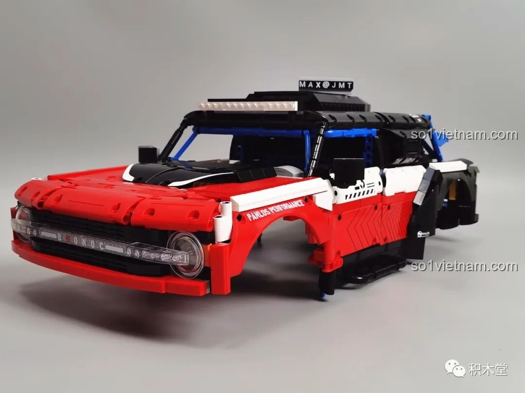 Mô hình PanlosBrick 673101 Ford Bronco Xe Địa Hình hoàn chỉnh nhìn từ góc chéo phía sau, thể hiện sự chắc chắn và chi tiết.