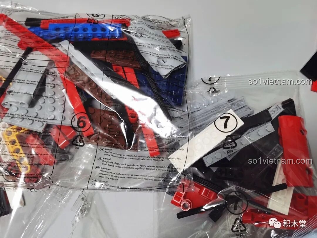 Mô hình PanlosBrick 673101 Ford Bronco Xe Địa Hình hoàn chỉnh nhìn từ phía trước, nổi bật các chi tiết đèn và lưới tản nhiệt.