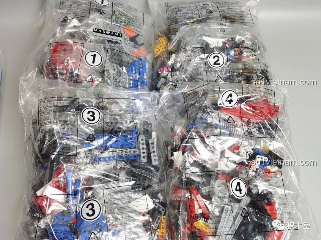 Bốn túi lớn chứa các chi tiết của bộ lắp ghép PanlosBrick 673101 Ford Bronco Xe Địa Hình, sẵn sàng cho quá trình lắp ráp.