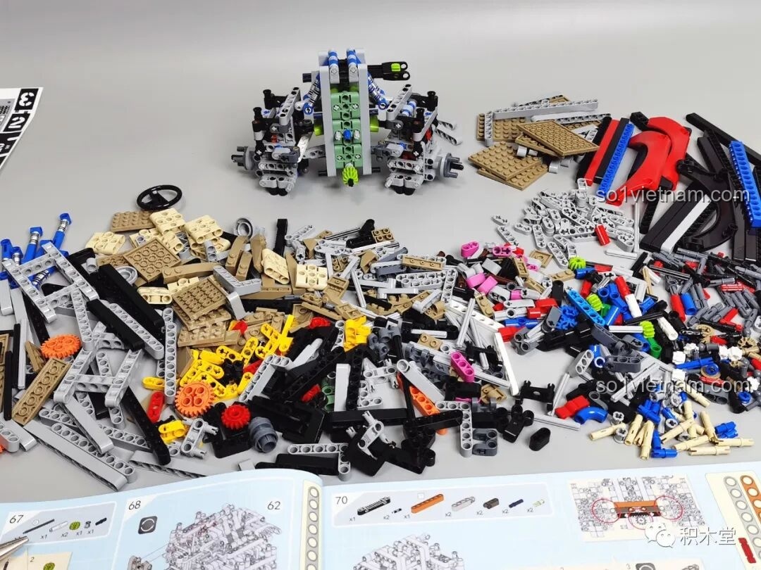 Vỏ xe của PanlosBrick 673101 Ford Bronco Xe Địa Hình đang trong quá trình lắp ráp, với các chi tiết màu đỏ, trắng và đen.