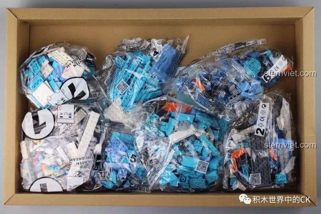 Bên trong hộp bộ lắp ráp QMAN 3715 Tàu Gup-I là các túi chi tiết được phân loại cẩn thận.