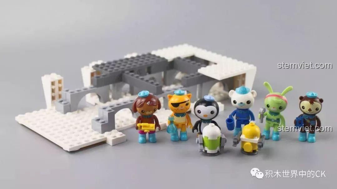 Toàn bộ 6 minifigures và 2 robot của Biệt Đội Octonauts trong bộ lắp ráp Tàu Bọ Gấu Nước QMAN 3715.