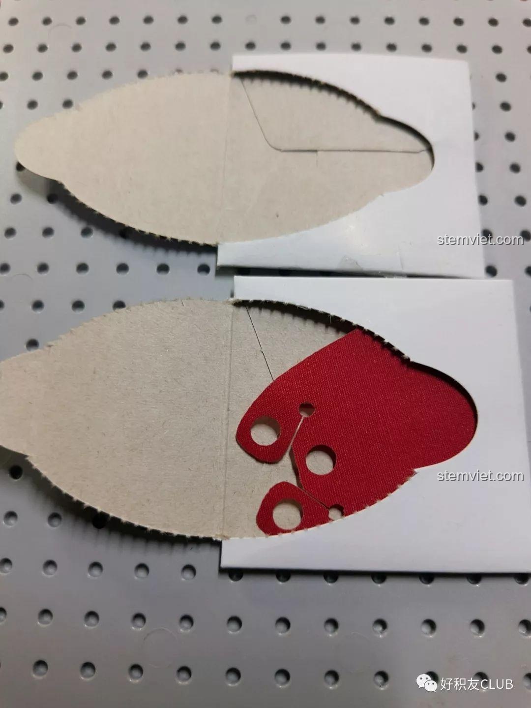 Áo choàng màu đỏ của Tôn Ngộ Không trong bộ QMAN 3807 Tây Du Ký: Đại Chiến Hồng Hài Nhi, được bảo quản cẩn thận trong túi giấy. Review QMAN 3807 Hồng Hài Nhi và các phụ kiện đi kèm.