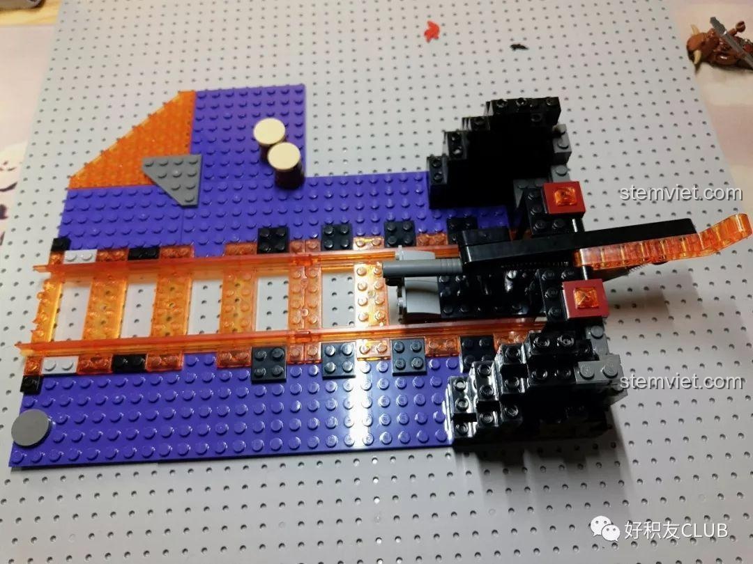 Kết quả lắp ráp túi số 1 của bộ QMAN 3807 Tây Du Ký: Đại Chiến Hồng Hài Nhi, tạo thành phần nền và đường ray với cơ chế bắn. Review QMAN 3807 Hồng Hài Nhi và tiến độ lắp ráp ban đầu.