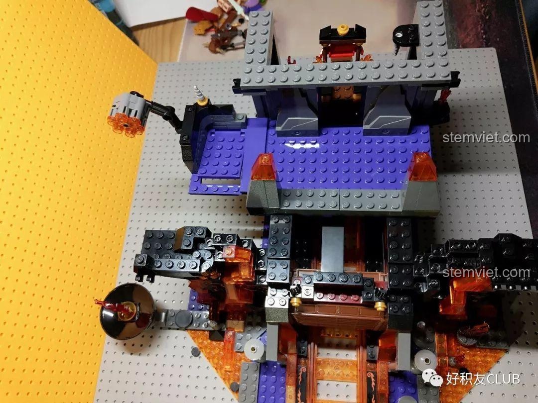 Góc nhìn từ trên xuống của phần lắp ráp túi số 4 trong bộ QMAN 3807 Tây Du Ký: Đại Chiến Hồng Hài Nhi, cho thấy các cơ chế xoay và sàn sập. Review QMAN 3807 Hồng Hài Nhi và các bẫy thú vị.