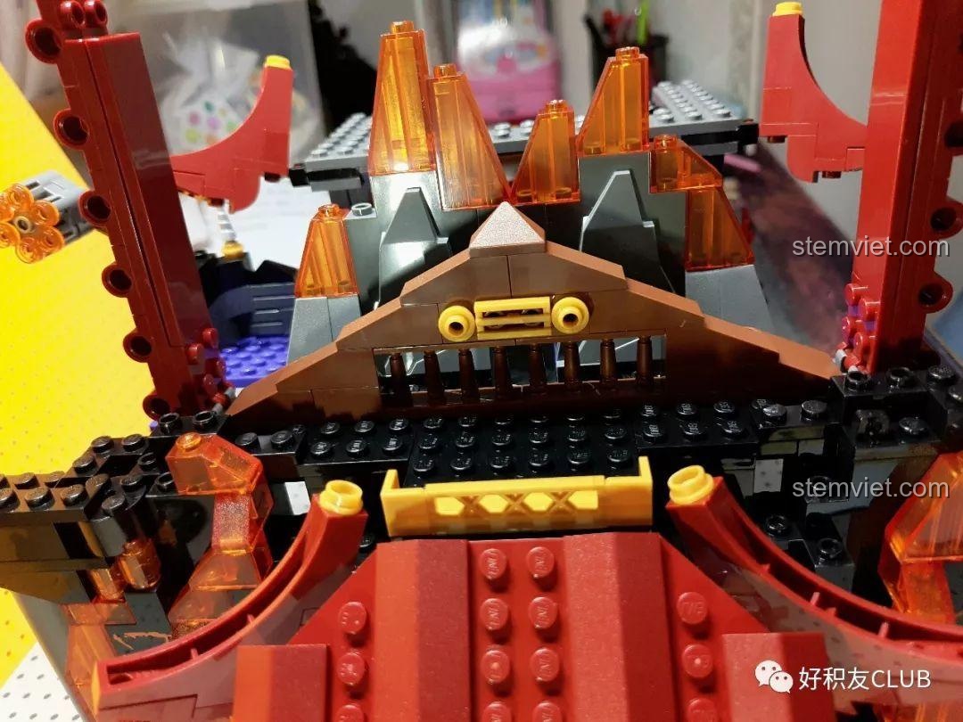 Cận cảnh phần mái vòm của lâu đài trong bộ QMAN 3807 Tây Du Ký: Đại Chiến Hồng Hài Nhi, với các chi tiết trang trí và màu sắc hài hòa. Review QMAN 3807 Hồng Hài Nhi và sự tinh tế trong thiết kế.