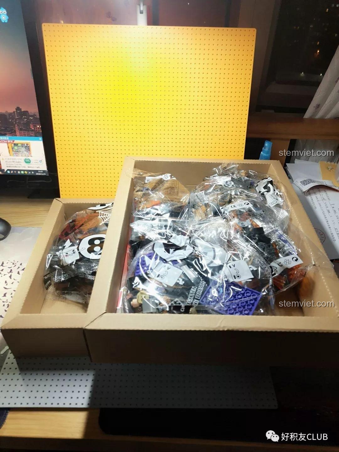 Bên trong hộp bộ lắp ghép QMAN 3807 Tây Du Ký: Đại Chiến Hồng Hài Nhi với các túi chi tiết được phân loại rõ ràng, sẵn sàng cho quá trình lắp ráp. Review QMAN 3807 Hồng Hài Nhi từ khâu unboxing.