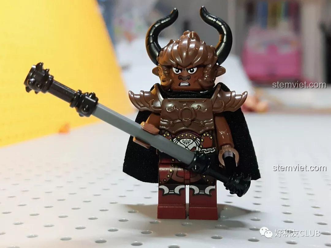 Cận cảnh minifigure Ngưu Ma Vương từ bộ QMAN 3807 Tây Du Ký: Đại Chiến Hồng Hài Nhi, cầm vũ khí, cho thấy chi tiết trang phục và biểu cảm khuôn mặt. Review QMAN 3807 Hồng Hài Nhi và độ chân thực của minifigures.