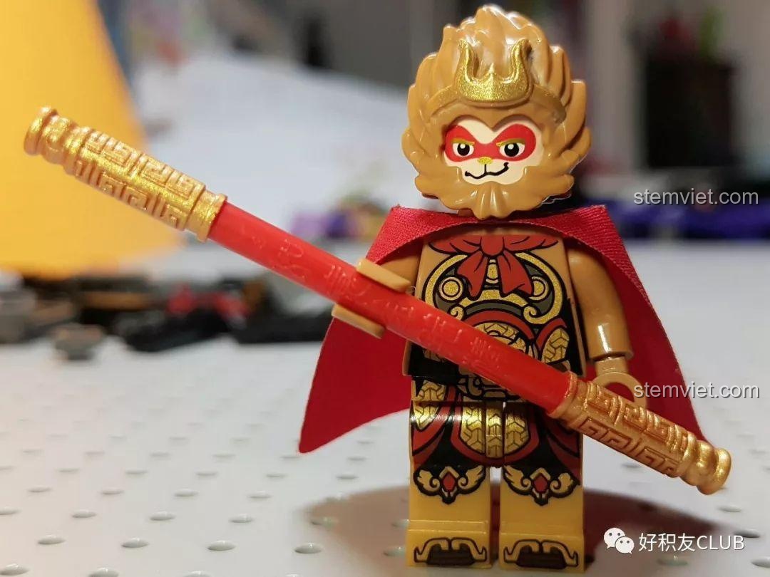 Cận cảnh minifigure Tôn Ngộ Không từ bộ QMAN 3807 Tây Du Ký: Đại Chiến Hồng Hài Nhi, thể hiện chi tiết Kim Cô Bổng và áo choàng, sẵn sàng chiến đấu. Review QMAN 3807 Hồng Hài Nhi và sự tinh xảo của nhân vật.