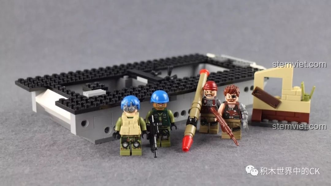 Quá trình lắp ráp ban đầu của bộ đồ chơi Xe Tăng Quân Sự ThunderMission QMAN 3206, với phần khung xe tăng và các minifigures.