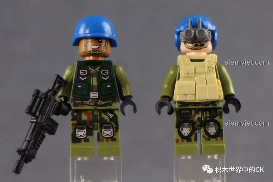 Hai nhân vật lính đầu tiên của bộ đồ chơi lắp ráp Xe Tăng Quân Sự ThunderMission QMAN 3206, với trang phục quân đội và vũ khí.
