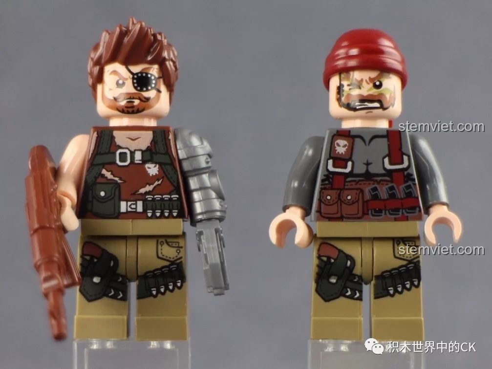 Hai nhân vật lính còn lại của bộ đồ chơi lắp ráp Xe Tăng Quân Sự ThunderMission QMAN 3206, một người có mắt bịt và tay kim loại, người kia cầm súng phóng lựu.