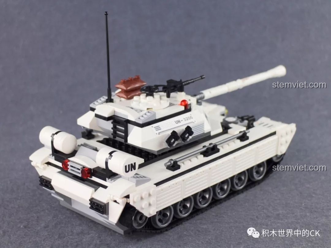 Cận cảnh chi tiết giáp bên hông của mô hình xe tăng quân sự ThunderMission QMAN 3206, cho thấy khả năng mở ra linh hoạt.