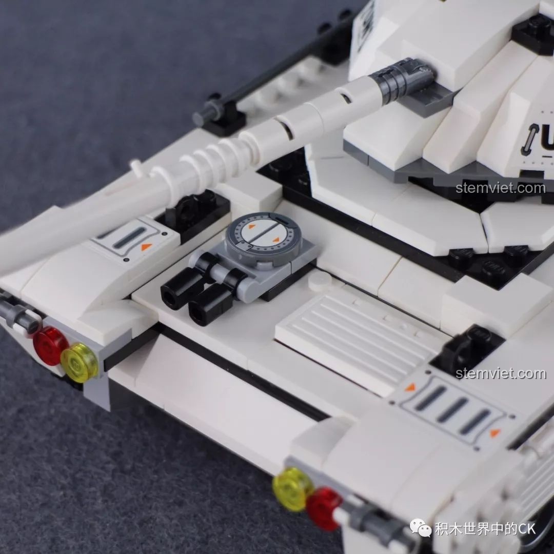 Cận cảnh tháp pháo của mô hình xe tăng quân sự ThunderMission QMAN 3206, với súng máy và các chi tiết nhỏ được tái hiện tỉ mỉ.