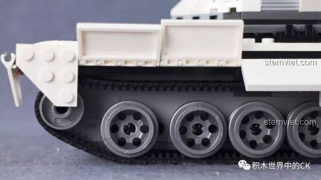 Tháp pháo của mô hình xe tăng quân sự ThunderMission QMAN 3206 được tháo rời khỏi thân xe, cho thấy thiết kế module tiện lợi.