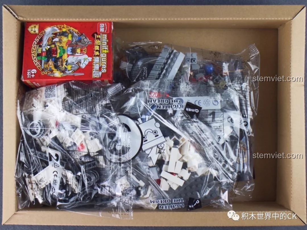 Bên trong hộp đồ chơi lắp ráp Xe Tăng Quân Sự ThunderMission QMAN 3206, các túi mảnh ghép được đóng gói cẩn thận, kèm theo một hộp quà nhỏ.