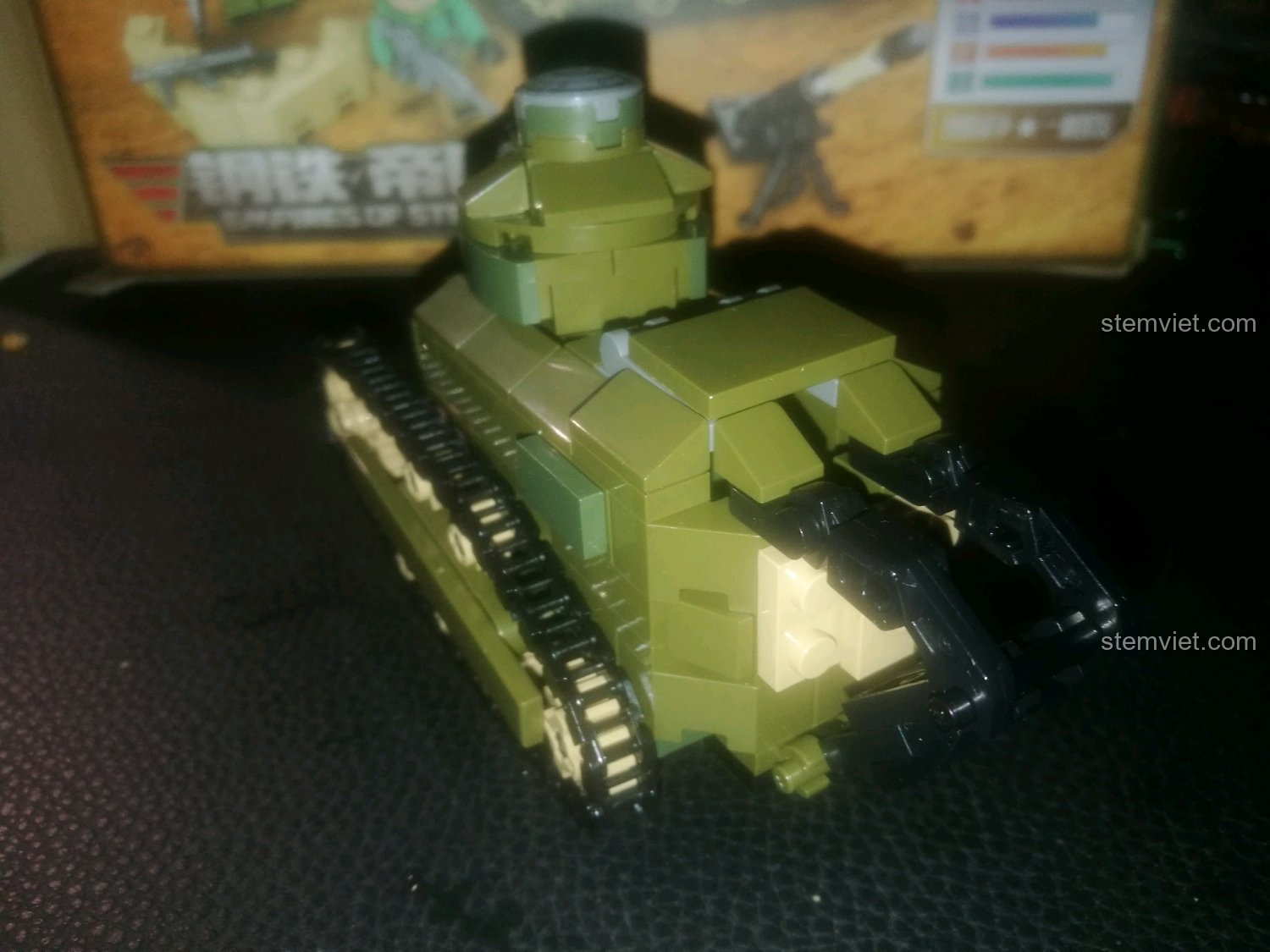 Trải nghiệm SEMBO 101269 Xe tăng Pháp Thế chiến I với góc nhìn chéo, khoe trọn vẻ đẹp của mô hình.