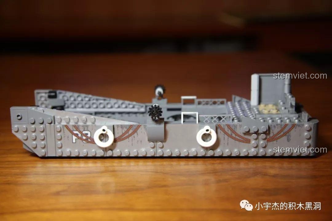 Thân tàu đổ bộ LCM3 sau khi được dán sticker, trông rất chân thực và đẹp mắt.