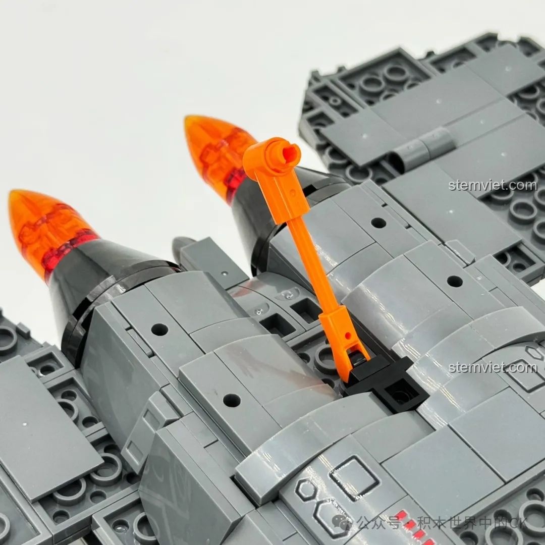 Trải nghiệm SEMBO 202255 Máy bay tàng hình J-35: một cần gạt nhỏ màu cam ở phía sau thân máy bay.