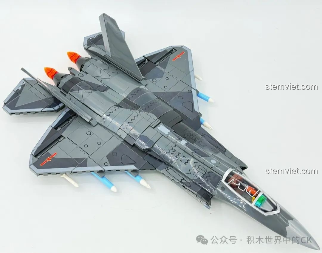 Trải nghiệm SEMBO 202255 Máy bay tàng hình J-35: mô hình đã được lắp ráp hoàn chỉnh, nhìn từ trên cao.