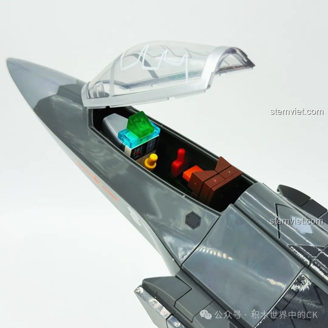 Trải nghiệm SEMBO 202255 Máy bay tàng hình J-35 với tính năng mở nắp buồng lái, để lộ nội thất.