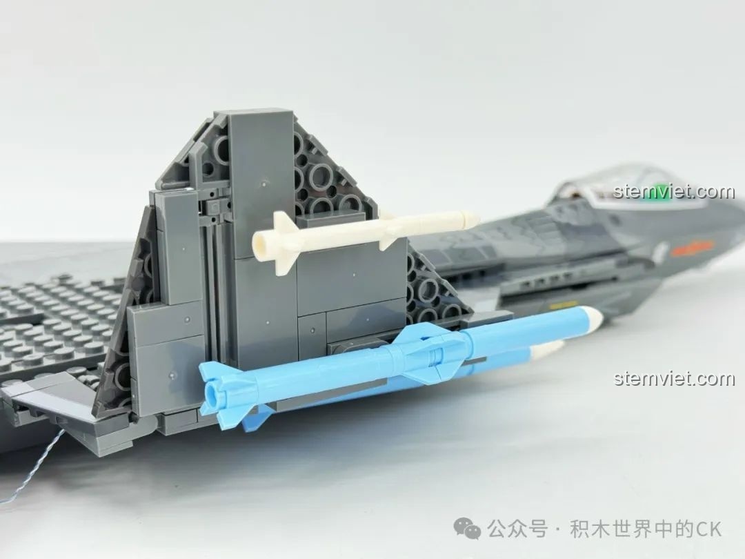 Trải nghiệm SEMBO 202255 Tiêm kích hạm J-35: lắp đặt các tên lửa không đối không lên cánh máy bay.