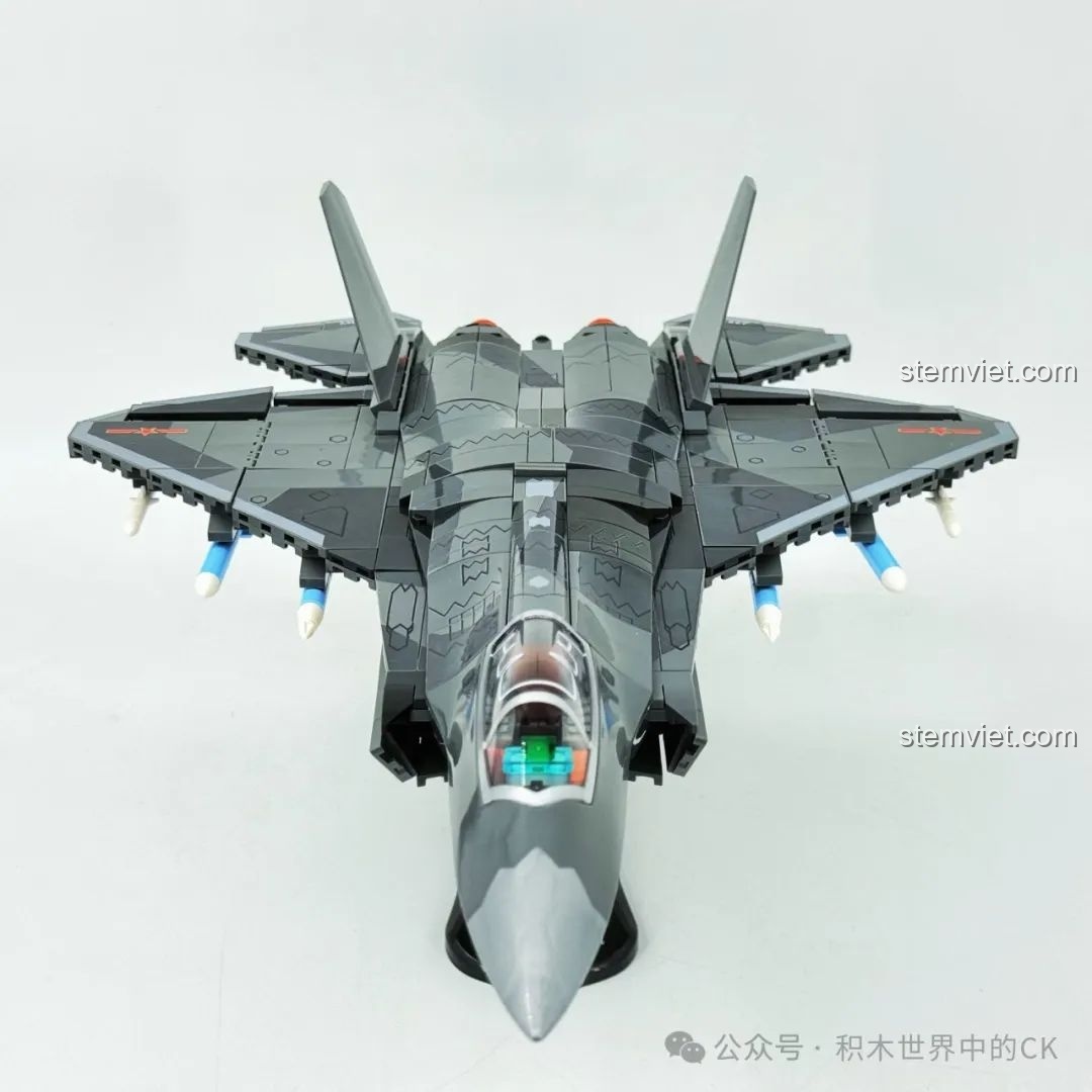 Trải nghiệm SEMBO 202255 Tiêm kích hạm J-35: hình ảnh mô hình nhìn trực diện, rất hầm hố.
