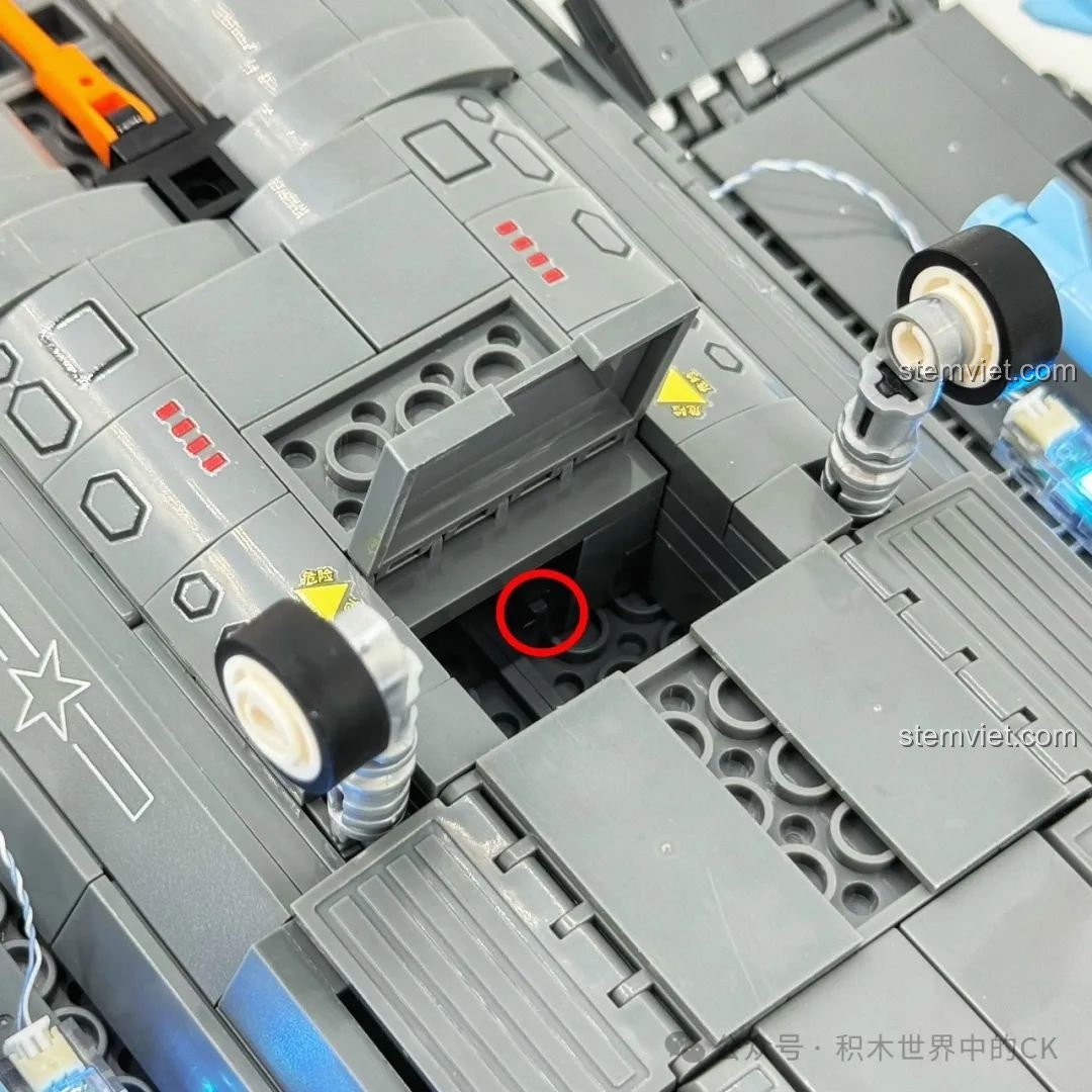 Trải nghiệm SEMBO 202255 Tiêm kích hạm J-35: nút bấm kích hoạt đèn LED được giấu kín đáo trên thân máy bay.