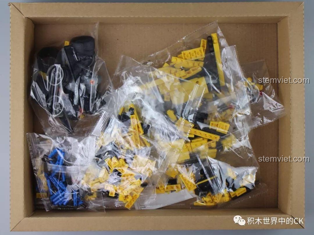 Bên trong hộp đồ chơi mô hình Siêu xe Camaro 701504 với các túi mảnh ghép được phân loại rõ ràng.