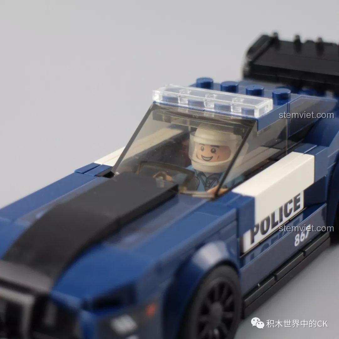 Minifigure cảnh sát ngồi bên trong buồng lái của xe Ford Mustang, trải nghiệm SEMBO 7029 Xe Cảnh Sát Ford Mustang.