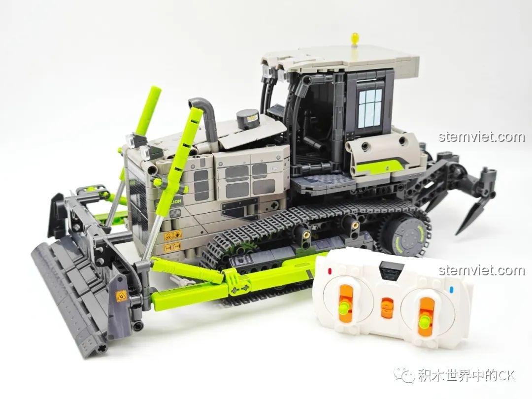 Trải nghiệm SEMBO 940 Mô hình xe ủi ZD320-6 với chức năng điều khiển từ xa, nâng hạ lưỡi ủi một cách linh hoạt.