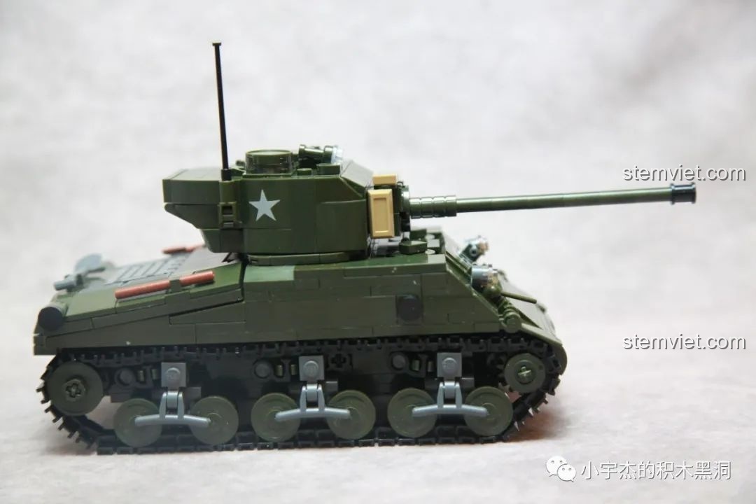 Trải nghiệm Sluban 1110 Cỗ máy chiến tranh M4A3 với phiên bản pháo 76mm hoàn chỉnh nhìn từ bên hông.