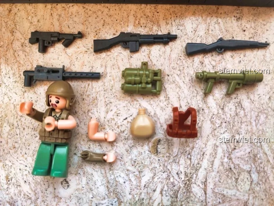 Trải nghiệm Sluban 1110 với các minifigure lính Mỹ và bộ sưu tập vũ khí, phụ kiện chi tiết đi kèm trong bộ lắp ráp.