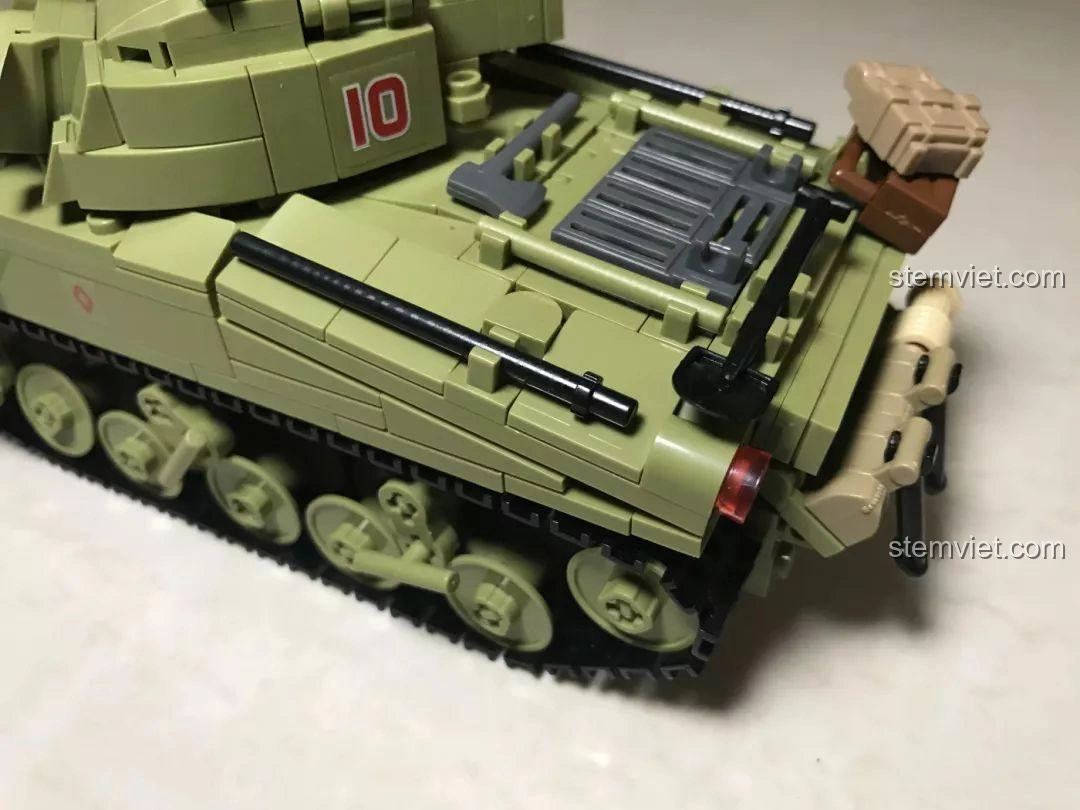 Góc nhìn khác của cảnh chiến đấu trong bộ lắp ráp Sluban 713 xe tăng quân sự, với xe tăng và lính.