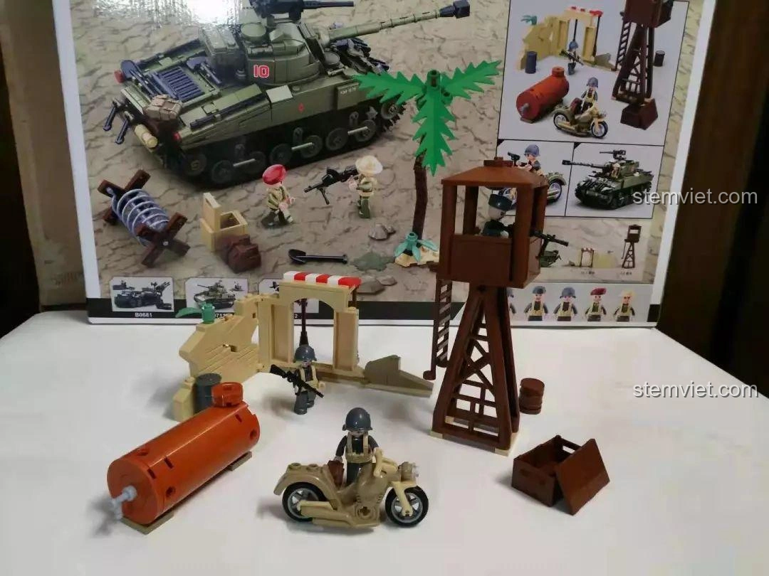 Các công trình như tháp canh và tường của bộ lắp ráp Sluban 713 xe tăng quân sự, có thể di chuyển và sắp xếp linh hoạt.